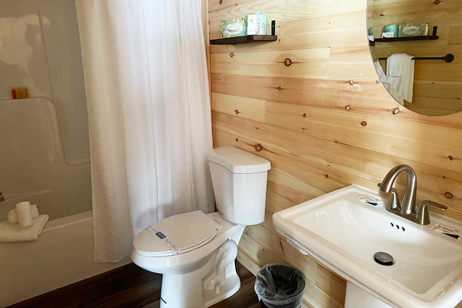 Bathroom With Shower/tub Combo In The Cedar Select Rental Cabin At The Pmr