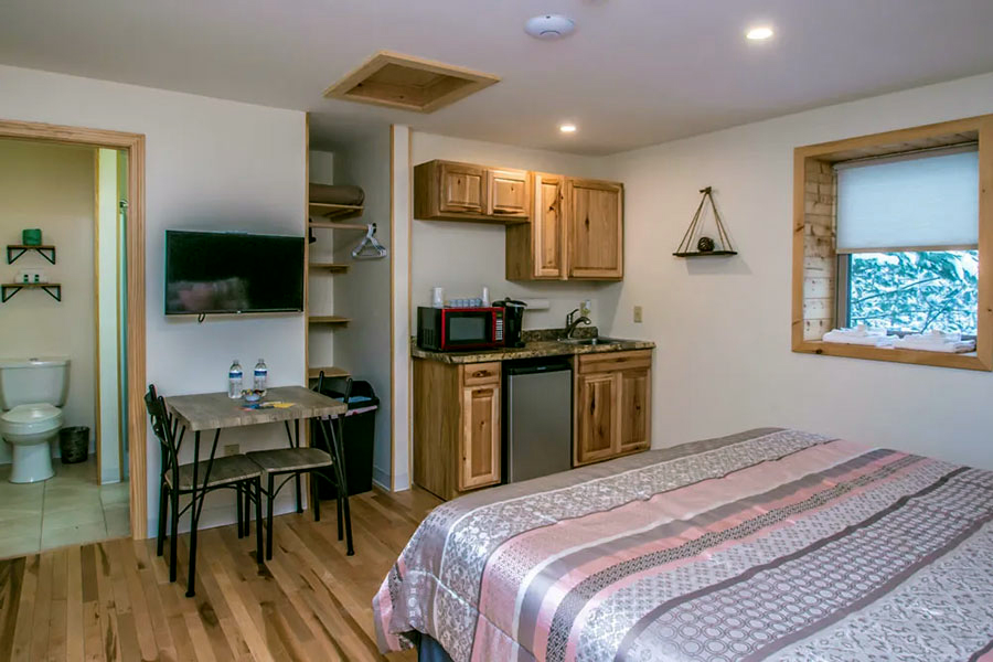 Dinette Table And Chairs In The Cherry Room Rental Cabin At The Pmr