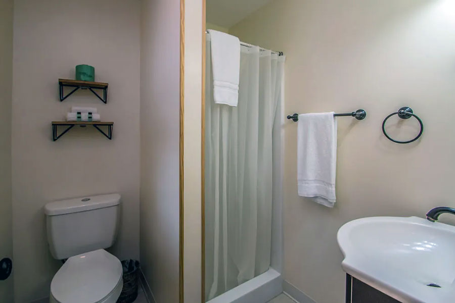 Bathroom Facilities In The Cherry Room Rental Cabin At The Pmr