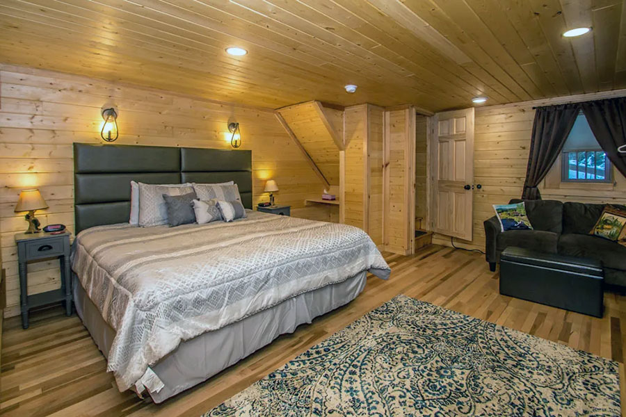 King Size Bed In The Chestnut Premier Rental Cabin At The Pmr