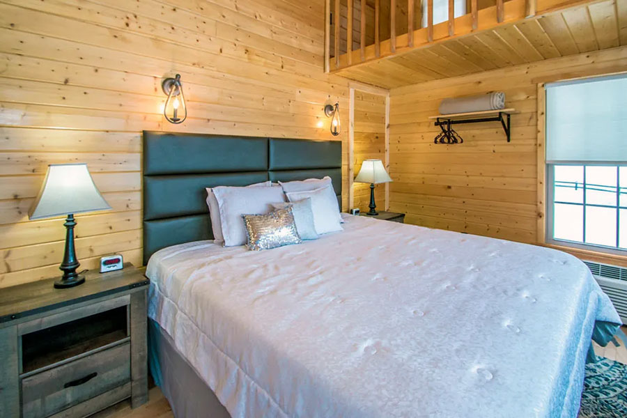 King Size Bed In The Chestnut Studio Rental Cabin At The Pmr