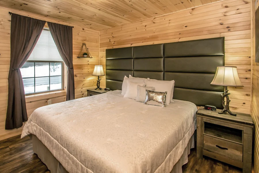 Bedroom With King Size Bed In The Oak Premier Rental Cabin At The Pmr