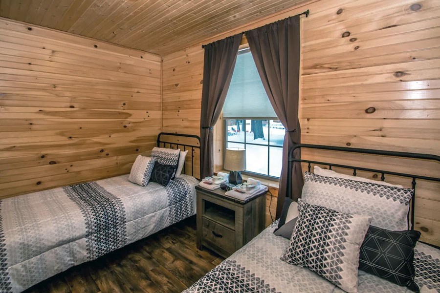 Bedroom With Two Twin Beds In The Oak Premier Rental Cabin At The Pmr