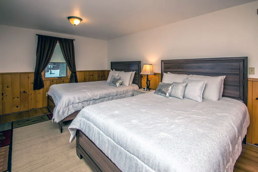 Bedroom With Two Queen Beds In The Rosewood Cottage Rental Cabin At The Pmr