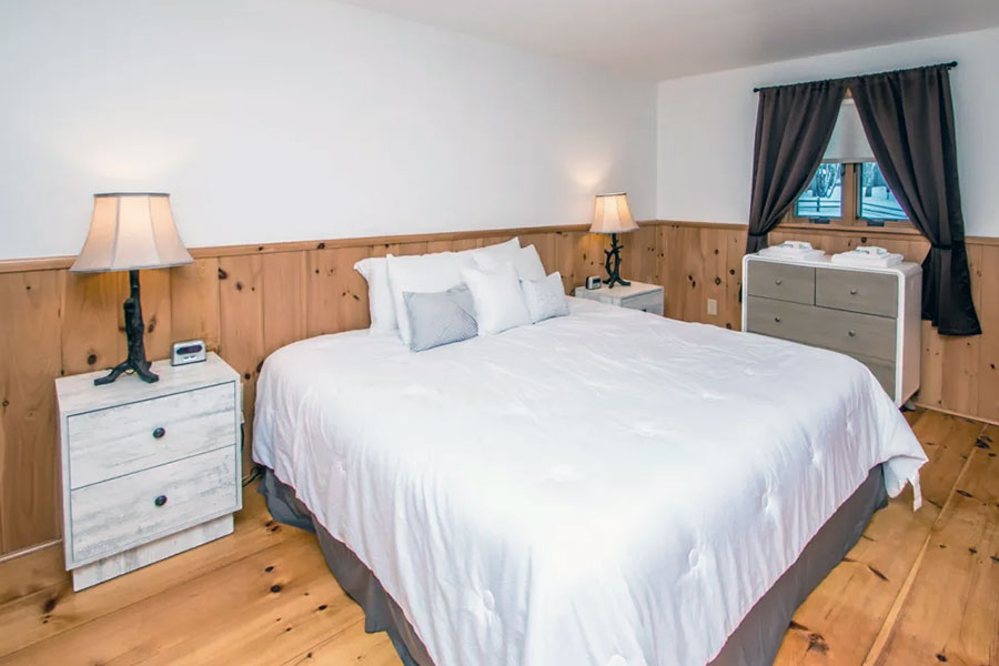 Bedroom With King Size Bed In The Rosewood Cottage Rental Cabin At The Pmr